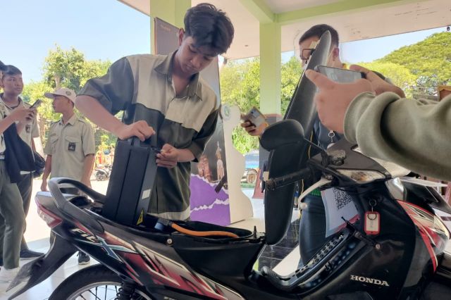 TKR SMK YPM 8 Sidoarjo Andalkan Motor Listrik Pakai Baterai 2.000 Watt Bekecepatan 60 Kilometer Per Jam, Tim TEI Pamer Robot di Pameran Tefa