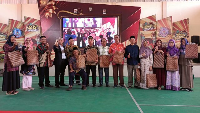 Dies Natalis ke 30 SMAN 4 Sidoarjo, dari Bazar Mamin Siswa Hingga Penyerahan Cinderamata Guru Purna Tugas