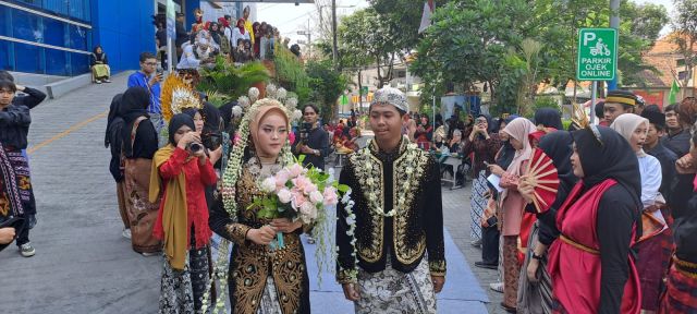 Guru dan Siswa Smamita Semarakkan Bulan Bahasa dan Sumpah Pemuda Lewat Fashion Show Baju Adat Nusantara