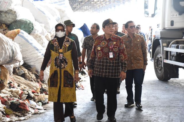 Pjs Bupati Bogor Jawa Barat Belajar Pengelolaan Sampah di TPA Jabon Sidoarjo