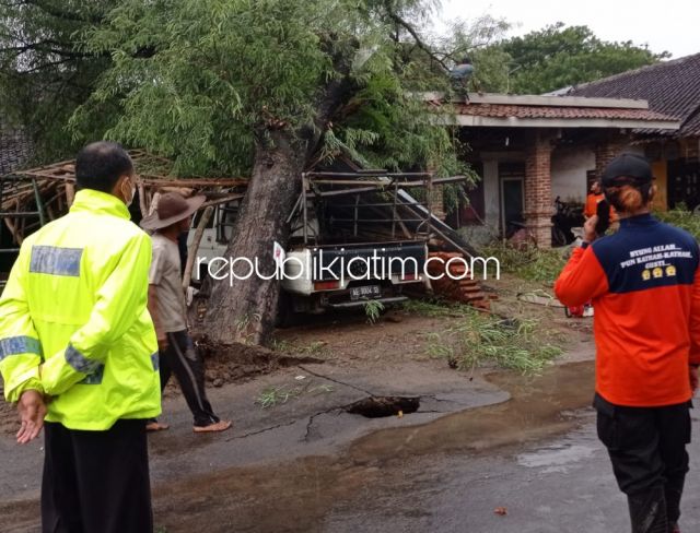 Rumah Dan Mobil Warga Slahung Rusak Tertimpa Pohon Asem Tumbang