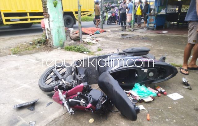 Motor Honda Boncengan Tabrak Tiang Listrik di Masangan Wetan Sukodono, 1 Tewas 2 Terluka Dilarikan Rumah Sakit