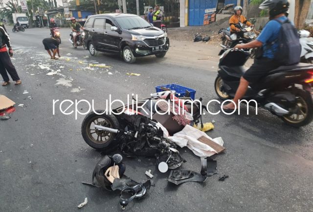 Hindari Motor Belok, Mobil Sigra Tabrak Motor Honda Scoopy di Lingkar Timur Sidoarjo Pengendara Asal Candi Tewas