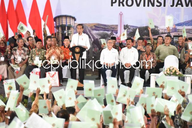 Presiden Jokowi Turun Bagikan 5.000 Sertifikat di GOR Gelora Delta, Bupati Sidoarjo Obral Diskon BPHTB 50 Persen