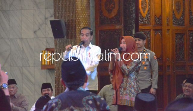 Presiden Jokowi Serahkan Langsung 1.000 Sertifikat Tanah Wakaf di Masjid Agung Sidoarjo