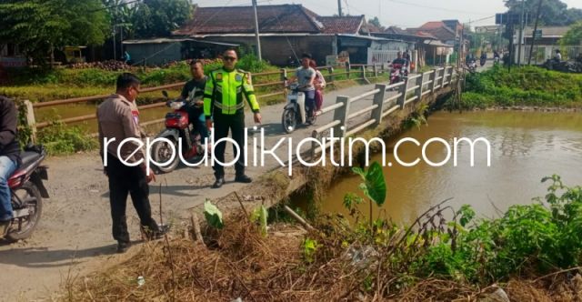 Pemuda Pengendara Motor Kawasaki KLX Terjebur Sungai Tarik Sidoarjo Belum Ditemukan Gegerkan Warga