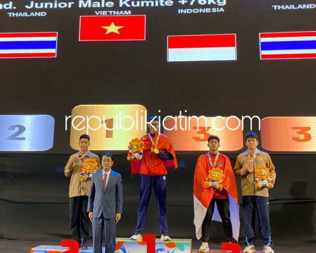 Atlet Karate Siswa SMAN 4 Sidoarjo Alex Raih Perunggu Seakaf 2024 di Bangkok Thailand