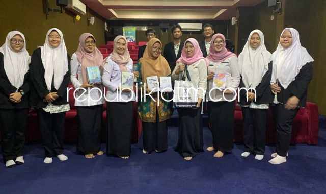 Peringati Hari Buku, Siswa SMA Al Muslim Hibahkan Buku Karya Siswa dan Guru di Perpustakaan Sidoarjo