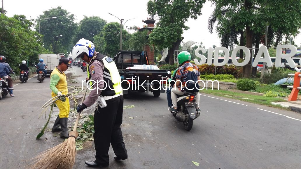 Olie Tumpa dari Trailer di Jalur Waru, Picu Pengendara Motor Berjatuhan