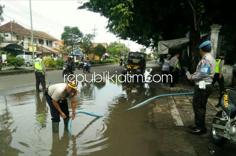 Air Genangi Jalan Raya, Kapolsek Tanggulangin Sedot Pakai Pompa Air