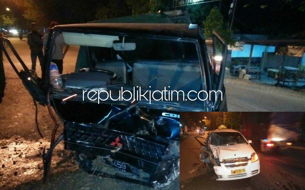 Melaju Kencang Taxi Hantam Pick Up, 5 Terluka