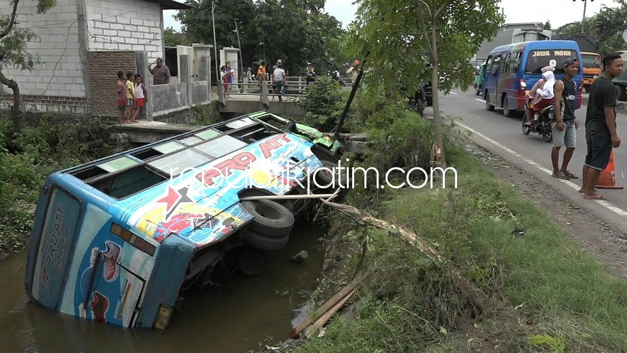 Ban Depan Meletus, Bus Jurusan Surabaya - Mojokerto Nyungsep Sungai