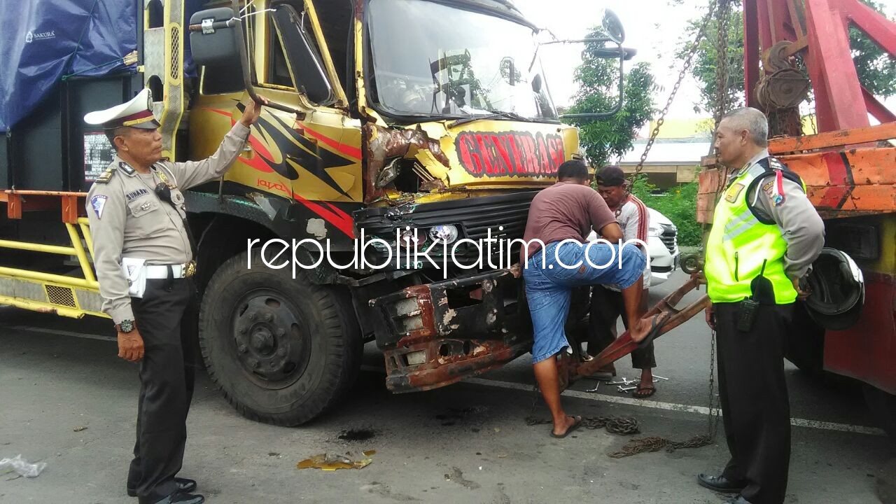 Rem Blong, Truk Fuso Tabrak Truk Pertamina Parkir