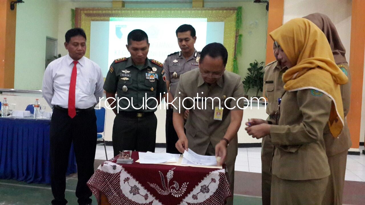 180 SMP Negeri dan Swasta Sidoarjo Dapat Pelajaran dari TNI dan Polri