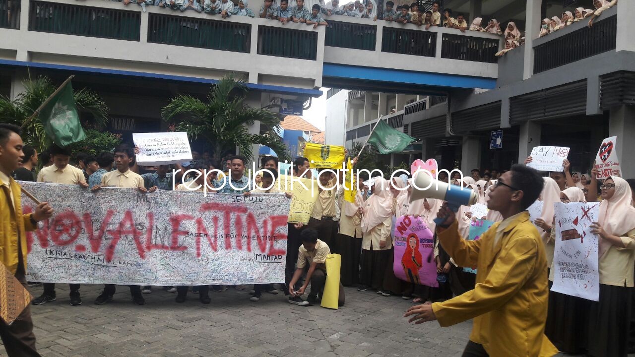 Ratusan Siswa Smamda Sidoarjo Kampanyekan Tolak Valentine Day