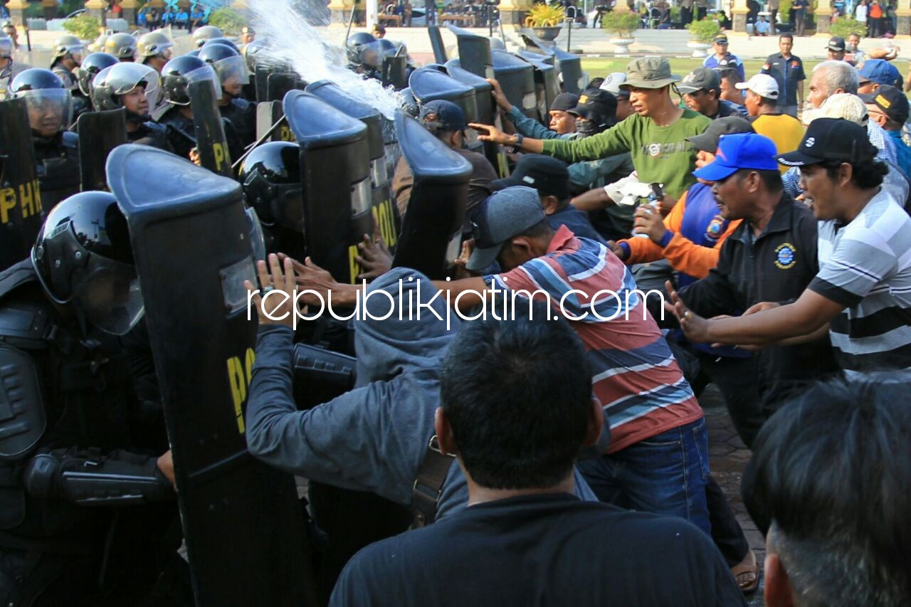 Ratusan Polisi Bentrok dengan Massa Pendukung Cagub di Alun-Alun Sidoarjo