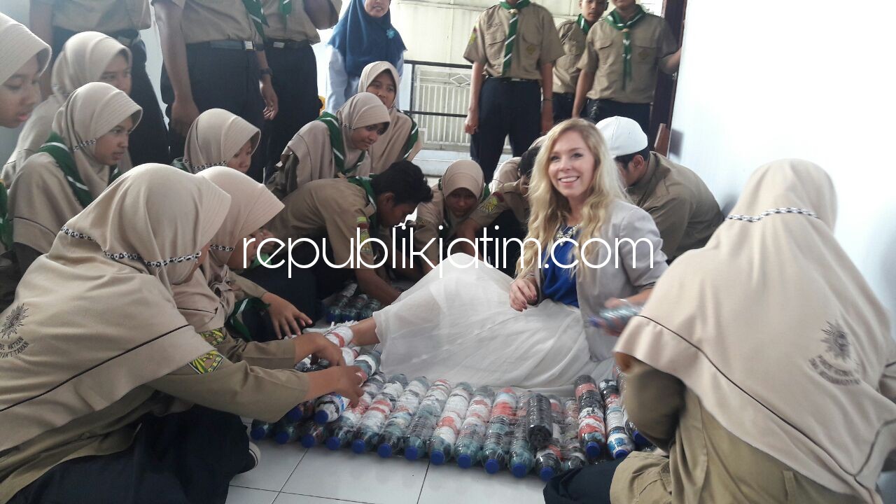 Pelajar Smamita Sulap Sampah Plastik Jadi Rak, Meja dan Kursi