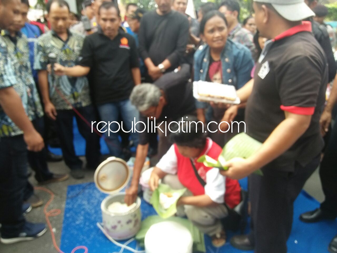 Warga Kediri Demo Tolak Raskin Tak Layak Konsumsi