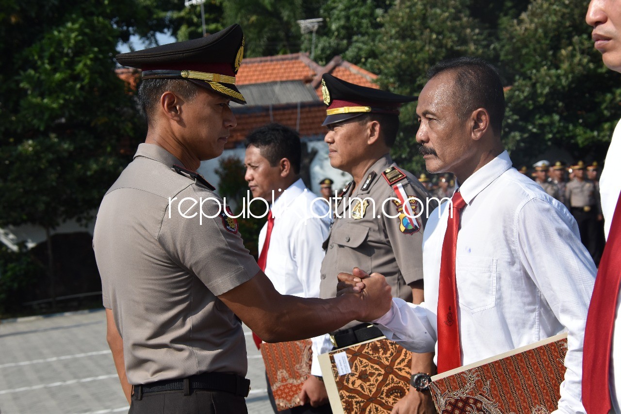 Kapolresta Sidoarjo Beri Penghargaan Anggota Polri, TNI dan Warga Sipil Termasuk Kasat Narkoba