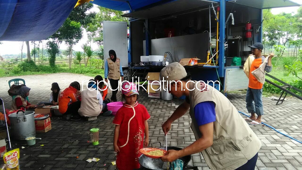 Dapur Umum Siapkan Ribuan Nasi Bungkus untuk Korban Banjir