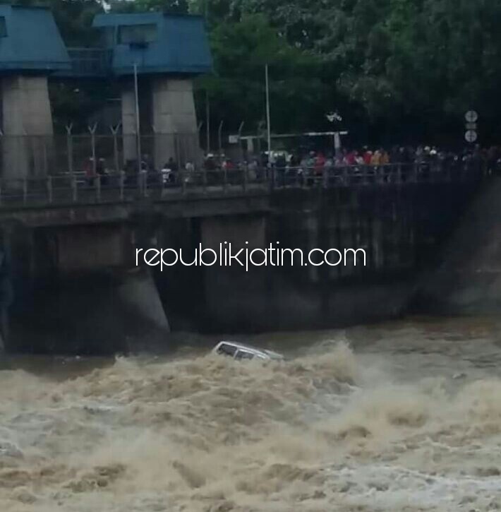 Hendak Mundur Mobil Melaju, Hanyut Terjebur Sungai Rolaksongo