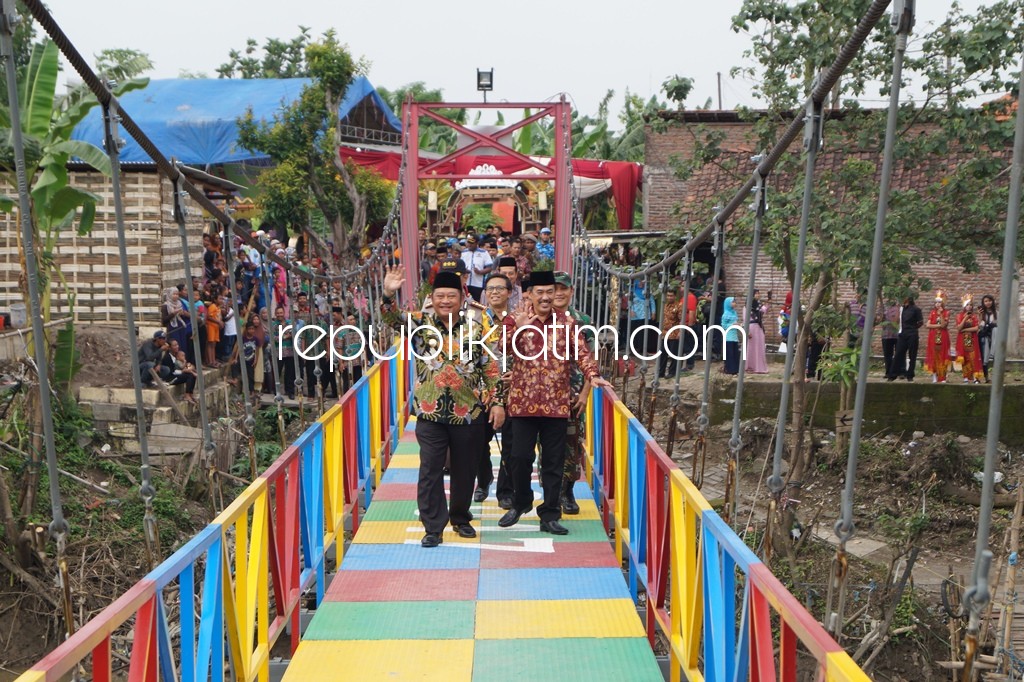 Jembatan Gantung Warna Warni Spot Selfie Baru di Krian